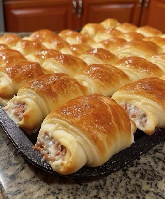 Golden, Buttery, and Irresistible: Flaky Sausage & Cheese Crescent Rolls That Melt in Your Mouth — The Ultimate Comfort Bake for Busy Nights, Family Gatherings, or Lazy Mornings When You Crave Warm, Gooey, Oven-Fresh Goodness Without Stress or Fuss
