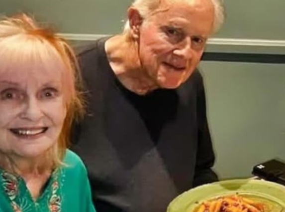 Shelley Fabares and Mike Farrell Spotted Together – A Heartwarming Hollywood Love Story That Still Inspires