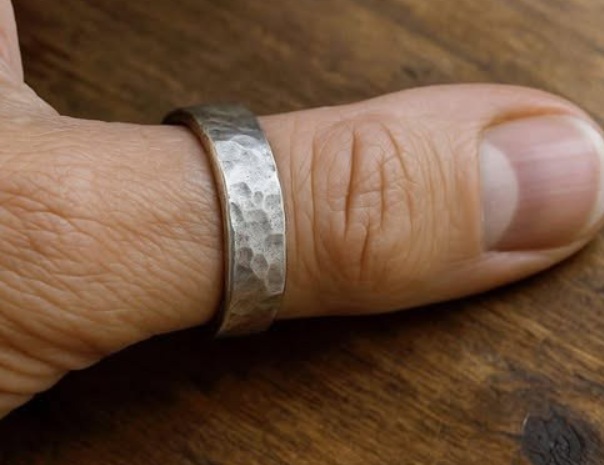 The Deeper Significance of Wearing a Thumb Ring: A Timeless Expression of Identity and Confidence