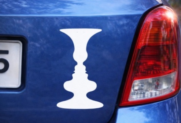 What Is the Symbol on the Back of the Car? A Clear Explanation of the “Faces or Vase” Design