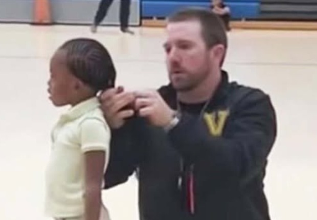 A Simple Gesture That Went Viral: How One Coach’s Kindness Inspired Millions