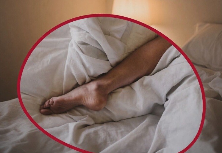 Millions of People Secretly Sleep With One Foot Outside the Blanket Every Night — Scientists Now Say This Strange Habit Could Be the Hidden Key to Falling Asleep Faster, Staying Asleep Longer, Cooling the Brain Naturally, Regulating Body Temperature, Reducing Restlessness, and Finally Getting the Deep Rest Your Exhausted Body Has Been Craving for Years