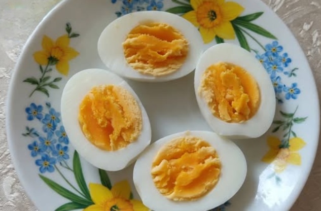 Doctors reveal that eating eggs with this herb causes… or at least, that’s how the headline pulled me in one quiet evening when I was too tired to cook anything complicated